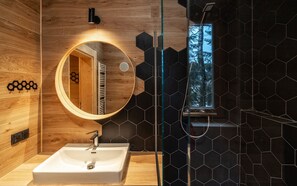 Suite, 2 habitaciones | Baño | Regadera, amenidades de baño gratuitas, secadora de cabello 