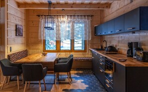 Suite, 2 Bedrooms | Private kitchen | Full-sized fridge, stovetop, coffee/tea maker, electric kettle - Zakopiana (Zakopane)