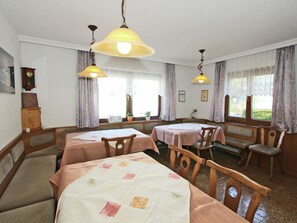 Apartment | Dining - Spacious Apartment in Fügen near Ski Area (Fuegen)