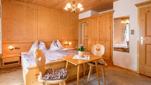 Apartment | Dining - Vintage Apartment in Fügen near Ski Area (Fuegen)
