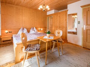 Apartment | Dining - Vintage Apartment in Fügen near Ski Area (Fuegen)