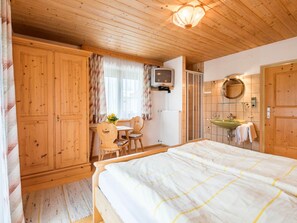 Apartment | 4 bedrooms, individually furnished, bed sheets