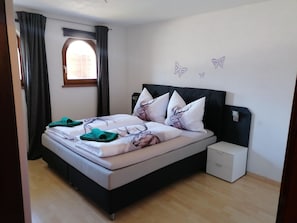 Apartment | 2 bedrooms, travel crib, free WiFi, bed sheets