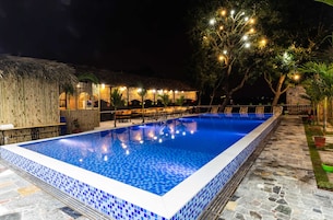 Una piscina al aire libre