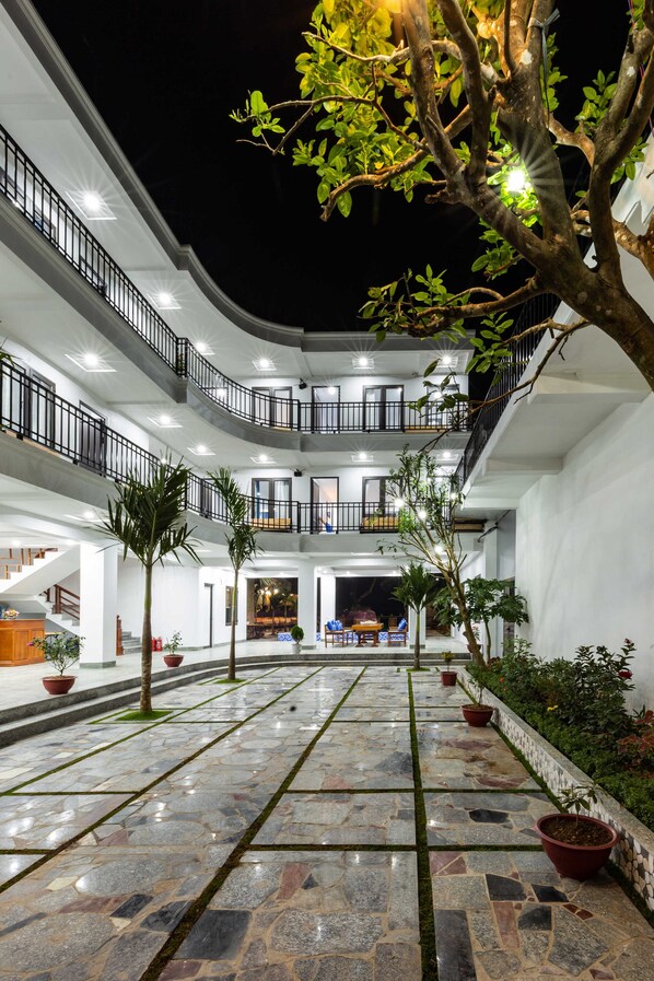 Free self-parking - Elizabeth Hotel Tam Coc (Hoa Lu)