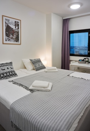 Hypoallergeen beddengoed, een bureau, een laptopwerkplek