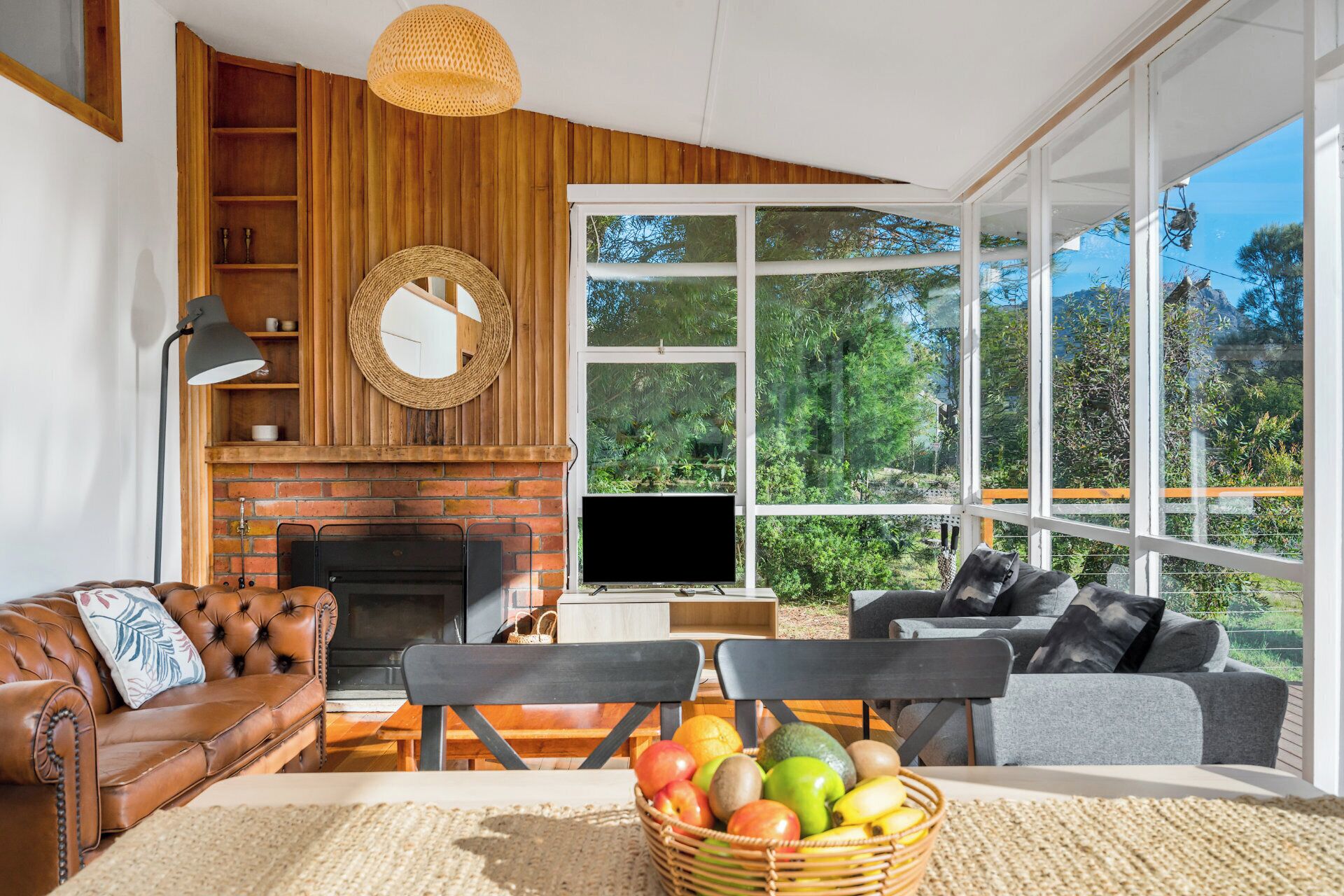 Televisión y chimenea 