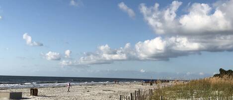 Nær stranden og solsenger