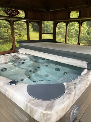 Interior - Private country suite, luxurious hot tub, open concept, King bed, pet friendly. (Durham)