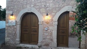 Exterior detail - Villa with garden, inneryard and terrace with a view to Talean Mountains (Melidoni Rethymni)