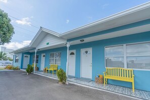 Exterior - NEW, Stylish 4 minute walk from 7-Mile Beach! (West Bay)