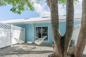 Terrace/patio - NEW, Stylish 4 minute walk from 7-Mile Beach! (West Bay)