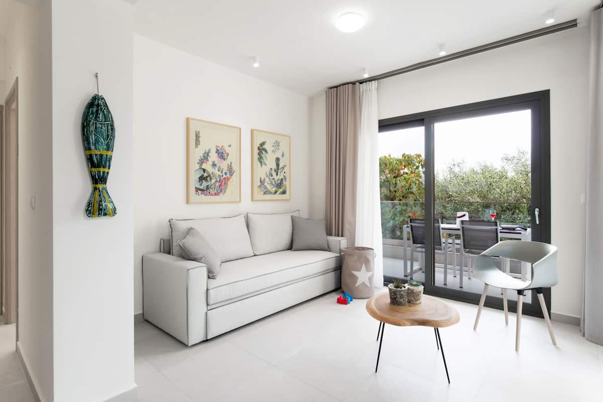 Departamento ejecutivo, 2 habitaciones | Sala de estar | Smart TV de 38 pulgadas con canales por cable y televisión