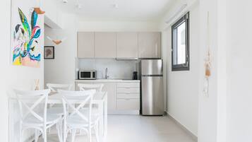 Deluxe Apartment, 2 Bedrooms | Dining room
