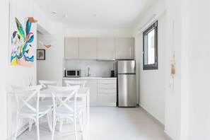 Deluxe Apartment, 2 Bedrooms | Dining room - Mariya Art Living (Kassandra)