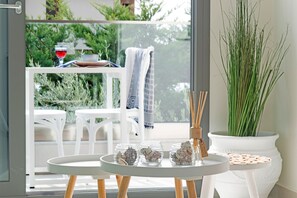 Departamento Premium, 1 habitación | Área de sala de estar | Smart TV de 38 pulgadas con canales por cable y televisión 