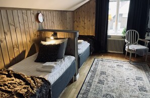Deluxe Quadruple Room, Shared Bathroom