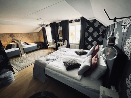 Deluxe Quadruple Room, Shared Bathroom | Hypo-allergenic bedding, free WiFi, bed sheets