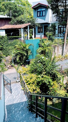 Pull & Buts near Rukmalgama Tempel and Water Tank