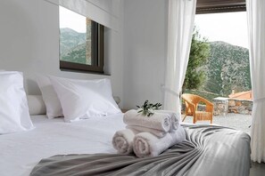 5 bedrooms, iron/ironing board, WiFi, bed sheets