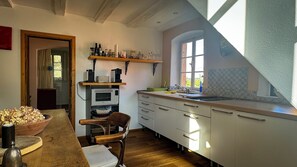 Frigorífic, forn, placa de cuina i cafetera i tetera