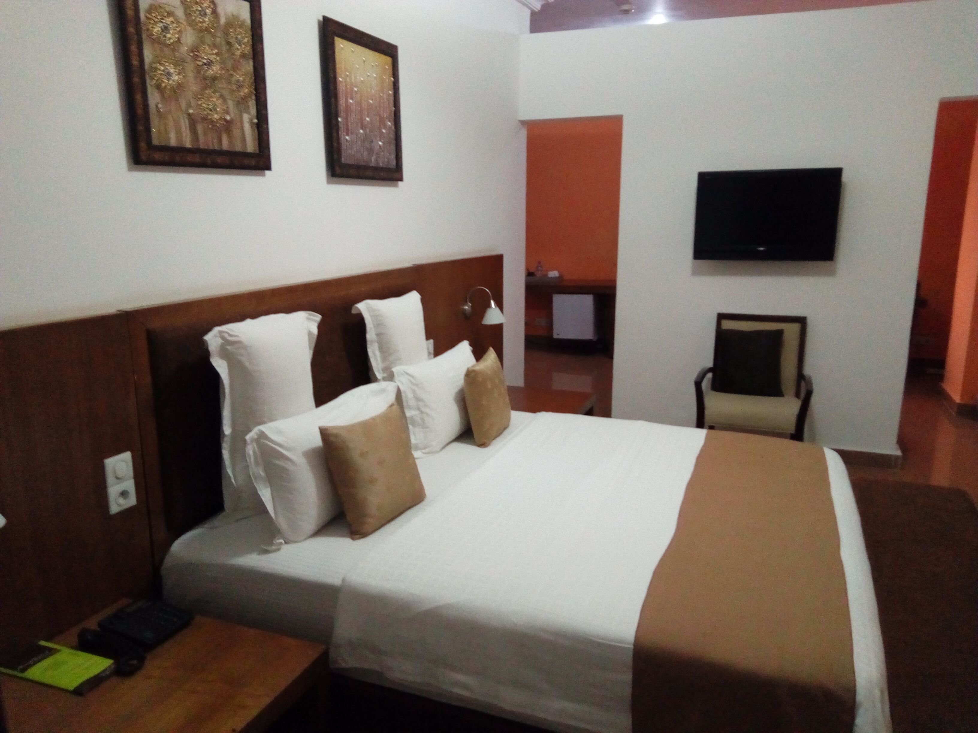 Brankas, ruang kerja ramah laptop, tirai kedap cahaya, dan kedap suara