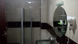 Rainfall showerhead, hair dryer, towels, soap - Myosotis Residence Hotel & Spa (Cotonou)