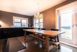 Comfort House, 3 Bedrooms | In-room dining - House B16 (Reykjanesbær)