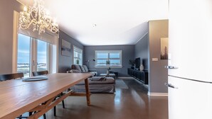 Et moderne køkken med spiseområde, store vinduer og byudsigt.