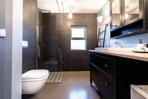Comfort House, 3 Bedrooms | Bathroom | Separate tub and shower, hair dryer, towels - House B16 (Reykjanesbær)