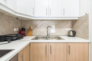 Fridge, oven, stovetop, coffee/tea maker - Victoria Supreme Suite (Athina)