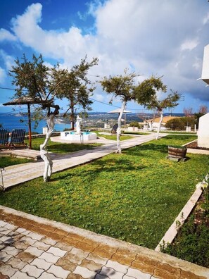 Garden - Ocean Front Studios (Kefalonia)