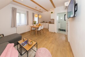 公寓, 2 间卧室 | 起居区 | 80-厘米纯平电视 （配备有线频道）、智能电视