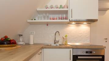 Apartamento, 2 habitaciones | Cocina privada | Frigorífico, placa de cocina, hervidor eléctrico y utensilios de cocina