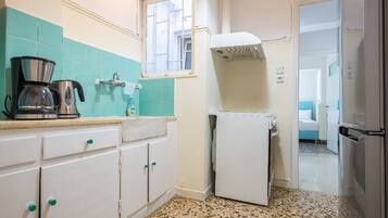 Frigorífico, horno, placa de cocina y cafetera o tetera