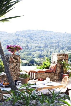 Outdoor dining - White Jasmine Cottage (Corfu)