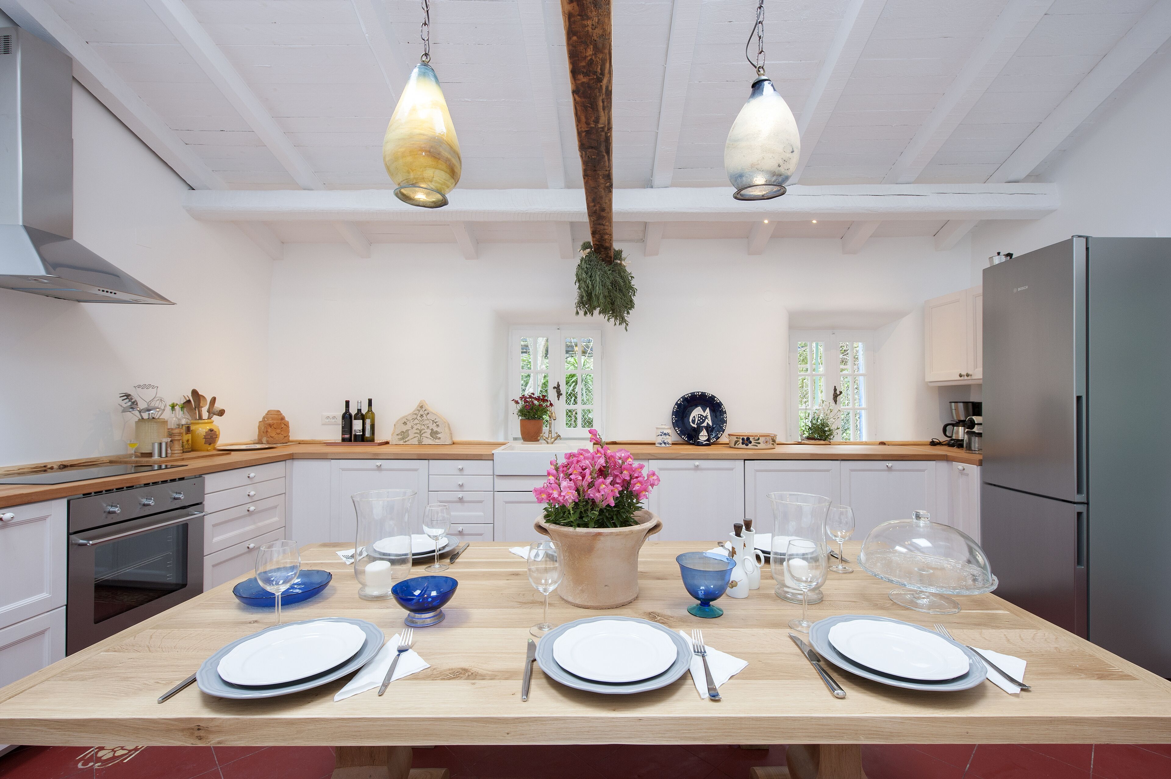 Refrigerador con freezer, microondas, horno, placa de cocina