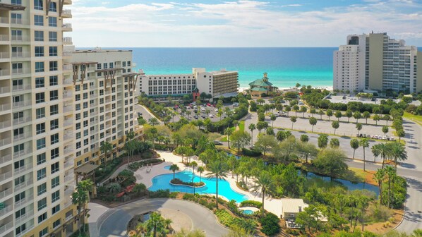 Exterior - Lockout Unit ~ Private Foyer ~ Community Pool ~ Family Friendly (Miramar Beach)