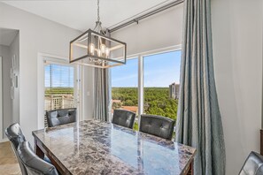 Dining - Lockout Unit ~ Private Foyer ~ Community Pool ~ Family Friendly (Miramar Beach)