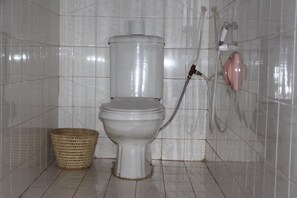 Shower, rainfall showerhead, free toiletries, towels