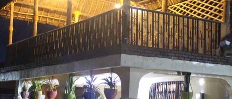 Fachada da propriedade à noite