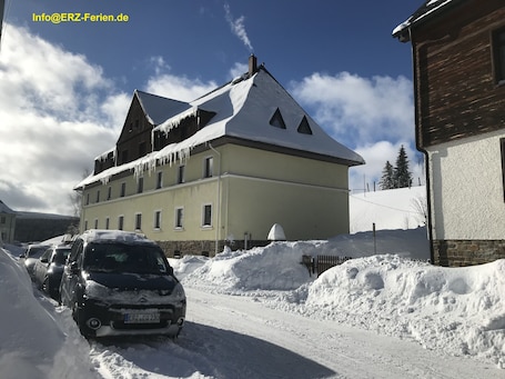 Exterior. Vacation apartment directly at the cross-country ski trail entrance Charging possibility e-car / hybrid!