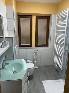 Suihku, ympäristöystävälliset hygieniatuotteet, hiustenkuivaaja