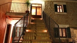 Una escalera que lleva a la entrada de un edificio por la noche.