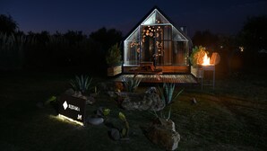 A modern house with a glass greenhouse, a wooden deck, and a sign reading "SQUAMA". - La Escondida San Rafael - Cabañas (San Rafael)