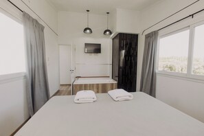 Comfort Cabin, 2 Bedrooms, Hill View | Individually decorated, soundproofing, free WiFi, bed sheets