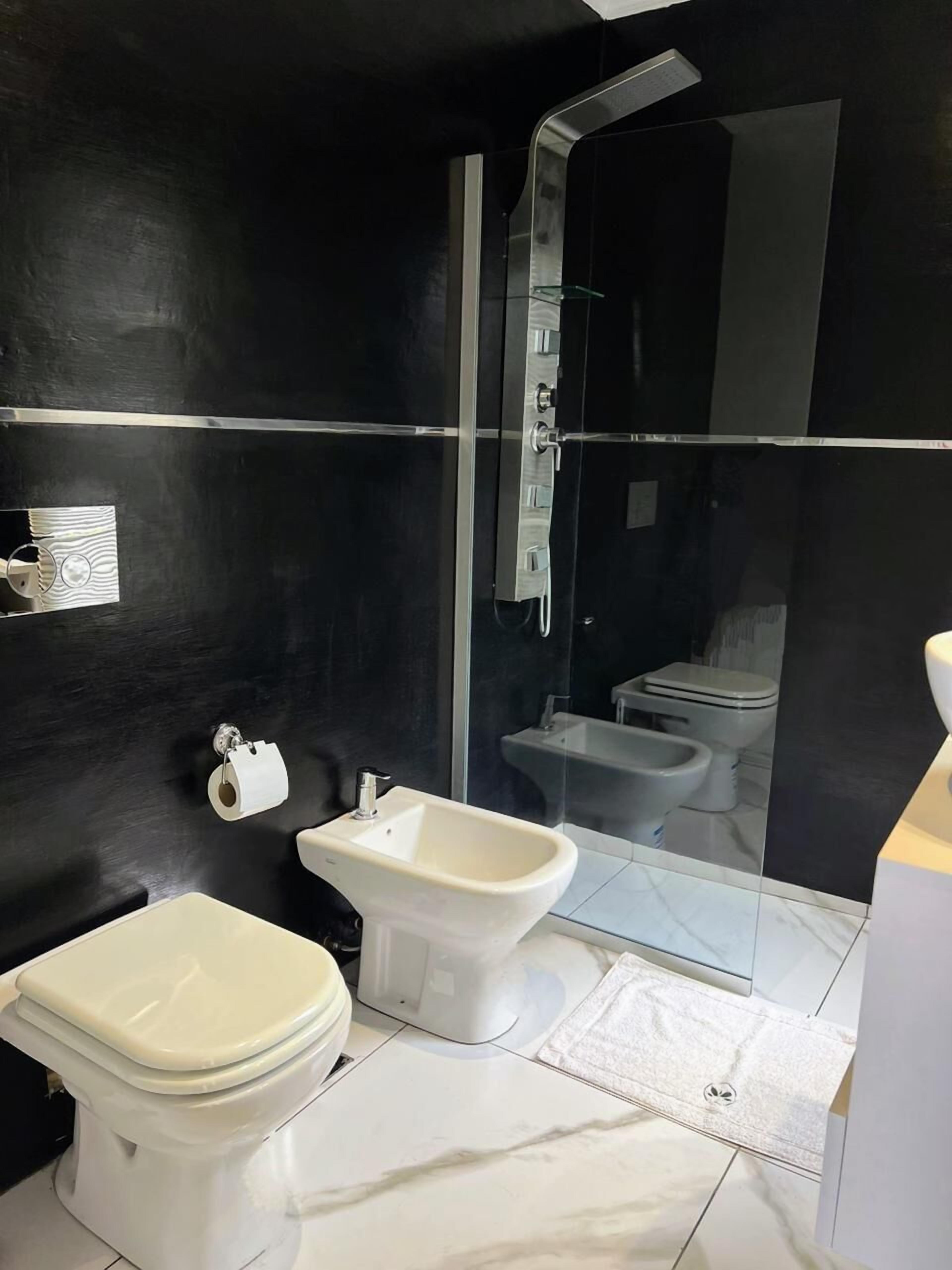 Un baño moderno con inodoro, bidé y ducha.