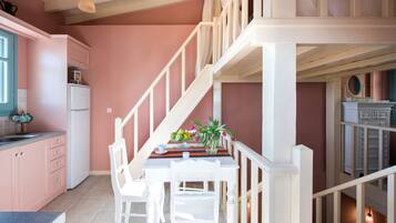 Appartement, 2 slaapkamers | Dineren op de kamer