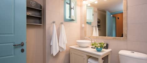 Apartment | Bathroom | Bathtub, free toiletries, hair dryer, towels