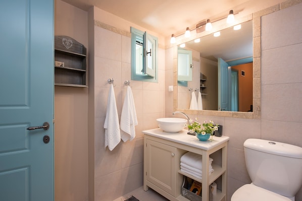 Departamento | Baño | Tina, amenidades de baño gratuitas, secadora de cabello, toallas 